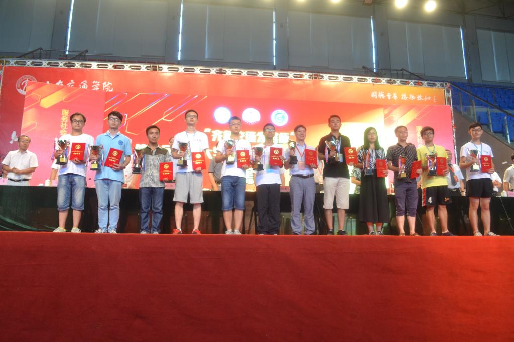 获奖学生代表领奖